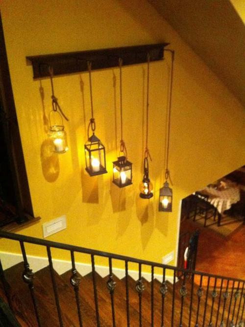 Kết hợp lồng đèn cổ điển hay đèn trong lọ thủy tinh trên bức tường một màu.