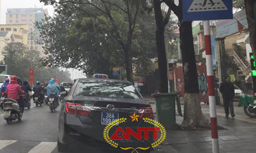 Chiếc xe Camry 2.5 được lắp đèn ưu tiên của Phó chủ tịch HĐND tỉnh Hà Tĩnh.