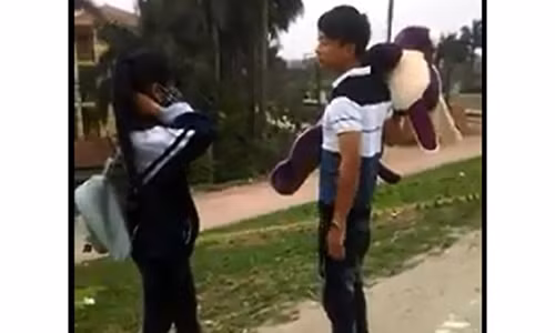 Nghi to tinh bat thanh, chang trai thang tay nem gau xuong de