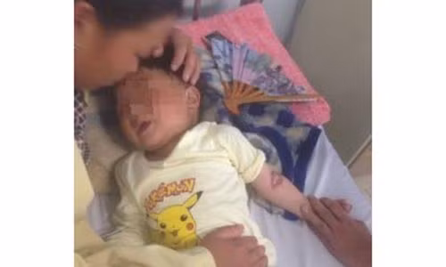 An nham hoa chat, be trai 3 tuoi bong thuc quan da day