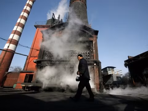 9. Kỹ sư và công nhân vận hành lò hơi Điểm ảnh hưởng sức khỏe: 57,7 Môi trường làm việc trong các lò hơi và các động cơ tại các khu công nghiệp chưa bao giờ là môi trường dễ chịu cho mọi công nhân vì nó ẩn chứa nhiều nguy cơ bệnh tật và ô nhiễm không khí không hề nhỏ.