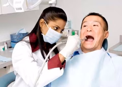 1. Bác sĩ nha khoa Điểm ảnh hưởng sức khỏe: 65 Đây là một nghề tiếp xúc với răng miệng của bệnh nhân nhiều nhất. Trong quá trình chữa trị, bác sĩ cũng cần dùng đến nhiều thiết bị khác nhau và theo Business Insider, nghề bác sĩ nha khoa chính là nghề có nguy cơ lây nhiễm cao nhất.