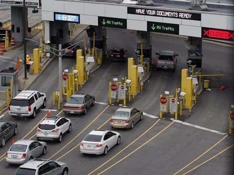 6. Nhân viên thuế, hải quan và xuất nhập cảnh Điểm ảnh hưởng sức khỏe: 59,3 Nghe thì có vẻ khá bình thường nhưng trong khi bệnh dịch xuyên biên giới xảy ra thì những người lo lắng nhất là những người làm công tác xuất nhập cảnh. Chỉ một sơ suất nhỏ trong quá trình kiểm duyệt cũng sẽ mang tới cho họ nguy cơ nhiễm bệnh cực cao.