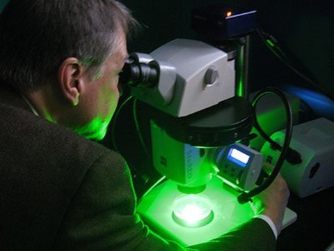 7. Nhà nghiên cứu mô học Điểm ảnh hưởng sức khỏe: 59 Những người này phải tham gia trực tiếp vào công việc lấy mẫu tại các mô nhiễm bệnh từ bệnh nhân và tạo ra những tiêu bản để có thể nghiên cứu trên kính hiển vi. Nguy cơ nhiễm bệnh là điều hoàn toàn dễ nhận ra.