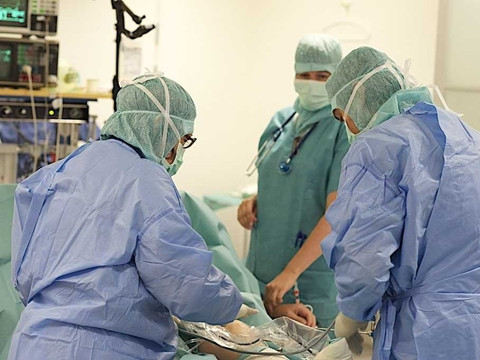 10. Trợ lý phẫu thuật, kỹ thuật viên y tế Điểm ảnh hưởng sức khỏe: 57 Những người này tham gia hỗ trợ trong các công việc y tế, tiếp xúc trực tiếp với máy móc sử dụng trong ngành này. Và tất nhiên, họ đứng trước nguy cơ bị ảnh hưởng khá nhiều. Ngoài ra trong công việc gây hại này còn phải nhớ nguy cơ lây nhiễm các loại vi khuẩn bệnh tật. Đây là lý do các bác sĩ phẫu thuật luôn phải sử dụng những bộ đồ đặc biệt để ngăn ngừa vi khuẩn.