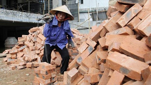 Gánh nặng cuộc đời trên vai mẹ.