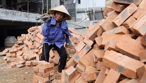 Gánh nặng cuộc đời trên vai mẹ.