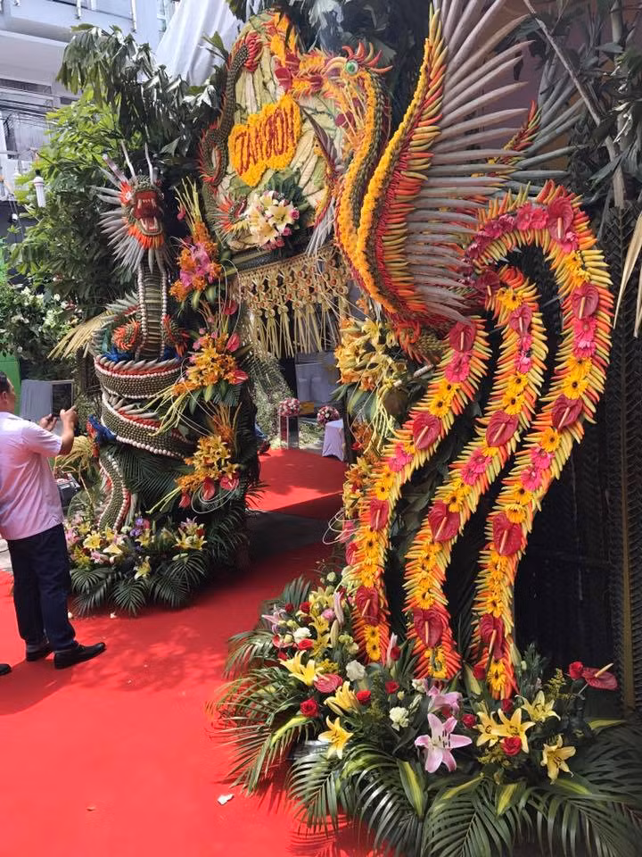 Nhiều người thắc mắc tổng số tiền đại gia Nguyễn Ngọc Lang bỏ ra để mời dàn sao hạng A đến đám cưới con trai? Có người dự đoán con số phải lên hàng tỉ đồng. Là người phụ trách trang điểm cho nhà trai, anh Đỗ Duy khiến nhiều người sốc khi chia sẻ: “Chi phí đám cưới trên 10 tỉ. Âm thanh ánh sáng từ nước ngoài mang về chi phí trên 3 tỉ”.