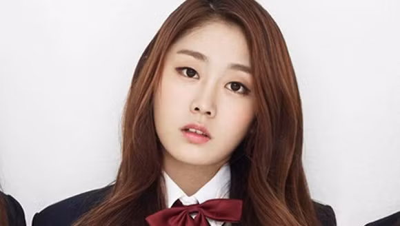 4. Seo Jisoo (Lovelyz) Năm 2015, khi Lovelyz chỉ mới vừa ra mắt, Jisoo đã dính vào scandal cưỡng bức đồng giới. Trong suốt thời gian đó, Lovelyz đã phải ngưng hoạt động và nhờ đến sự điều tra của cảnh sát. Sau này khi được chứng minh vô tội, bên cạnh việc nhận được sự cảm thông, chia sẻ từ cộng đồng mạng thì vẫn có không ít sự nghi ngờ và ái ngại đến cô.