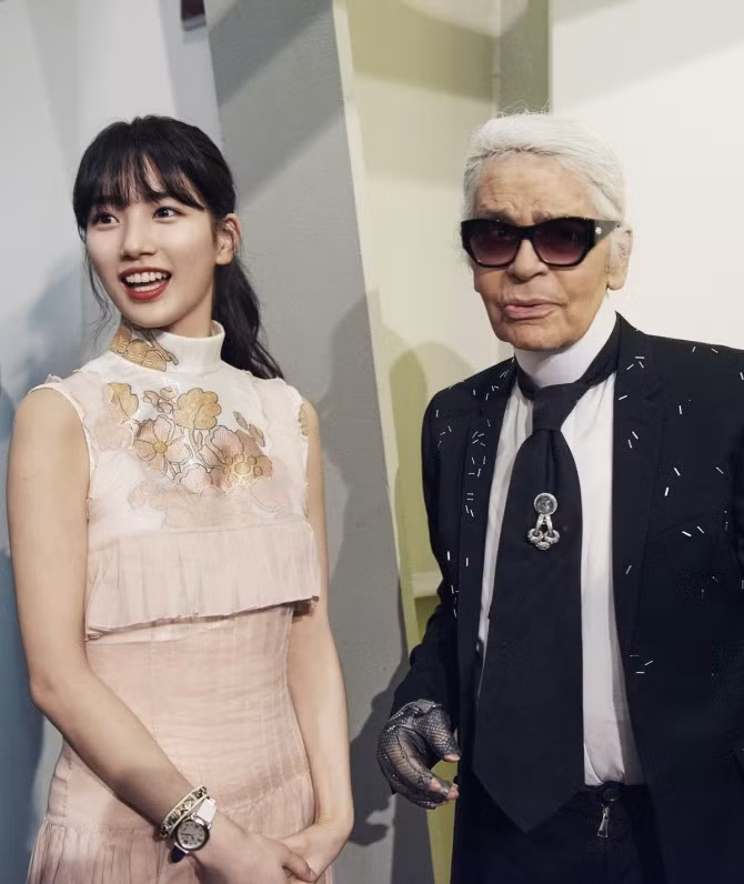 Thành viên nhóm miss A từng nhiều lần mất điểm về khoản ăn mặc vì thói quen mặc đồ quá đơn giản, xuề xòa. Tại sự kiện vừa qua, cô có dịp gặp gỡ nhiều nhân vật nổi tiếng trong giới thời trang và giải trí như nhà thiết kế Karl Lagerfeld.