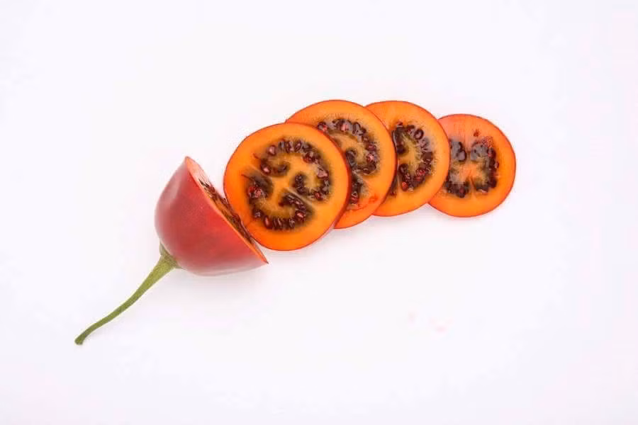 Thịt quả cà chua thân gỗ rất săn chắc, có nhiều hạt lớn hơn so với hạt cà chua thông thường. Khi ăn, cùi quả có mùi thơm ngon và vị chua ngọt. Quả có thể ăn tươi như các loại trái cây khác, dùng để làm salad, ép nước hoặc có thể biến tấu nhiều món khác nhau như làm mứt, bánh, kết hợp món nướng...