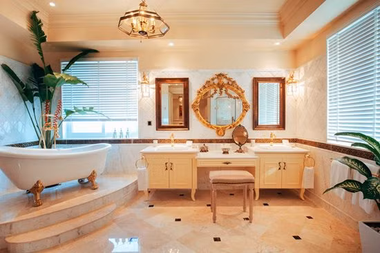 Căn hộ này có hai tầng, cả bốn mặt đều hướng ra biển và núi. Phòng khách, phòng ăn, nhà bếp, phòng ngủ, phòng tắm… đẹp tinh xảo. Vàng và trắng là hai gam màu chủ đạo của căn penthouse này. Nội thất hoàn toàn theo gu phương Tây cổ điển. (Ảnh: photo An Trần)