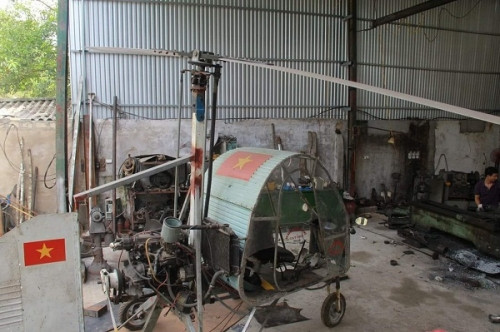 Chiếc máy bay trực thăng mô hình do ông Thỏa chế tạo.