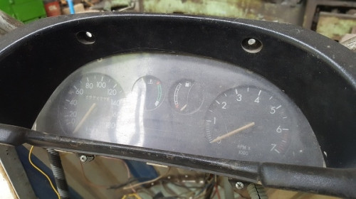 Xuất phát từ lính sữa chữa vũ khí thời tham gia quân ngũ, cùng với hơn 25 năm kinh nghiệm làm thợ cơ khí tại gia đình, ông Thỏa bắt đầu lên mô hình và tự thiết kế chiếc trực thăng mi ni cho riêng mình. Chiếc trực thăng có chiều dài khoảng 3,5 m, cao 2,7m, sải cánh dài 5m, phần đuôi có in hình lá cờ tổ quốc ...