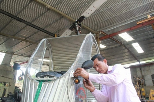 Chủ nhân của chiếc trực thăng mô hình đang hoàn chỉnh các chi tiết cuối cùng cho sản phẩm của mình.