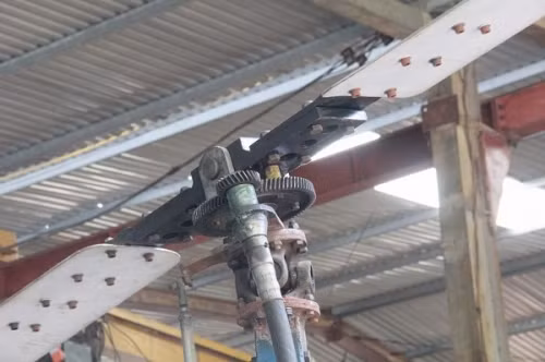 Bộ phận quan trọng nhất để chiếc trực thăng tự chế có thể cất cánh là tổ hợp chi tiết ruột xoắn của đầm dùi thông qua hệ thống bánh răng giảm tốc trên đỉnh cánh. Hệ thống này sẽ giúp “phi công” có thể điều khiển chuyển động của trực thăng sang ngang, dọc cho cánh máy bay hoạt động và có thể bẻ lái.