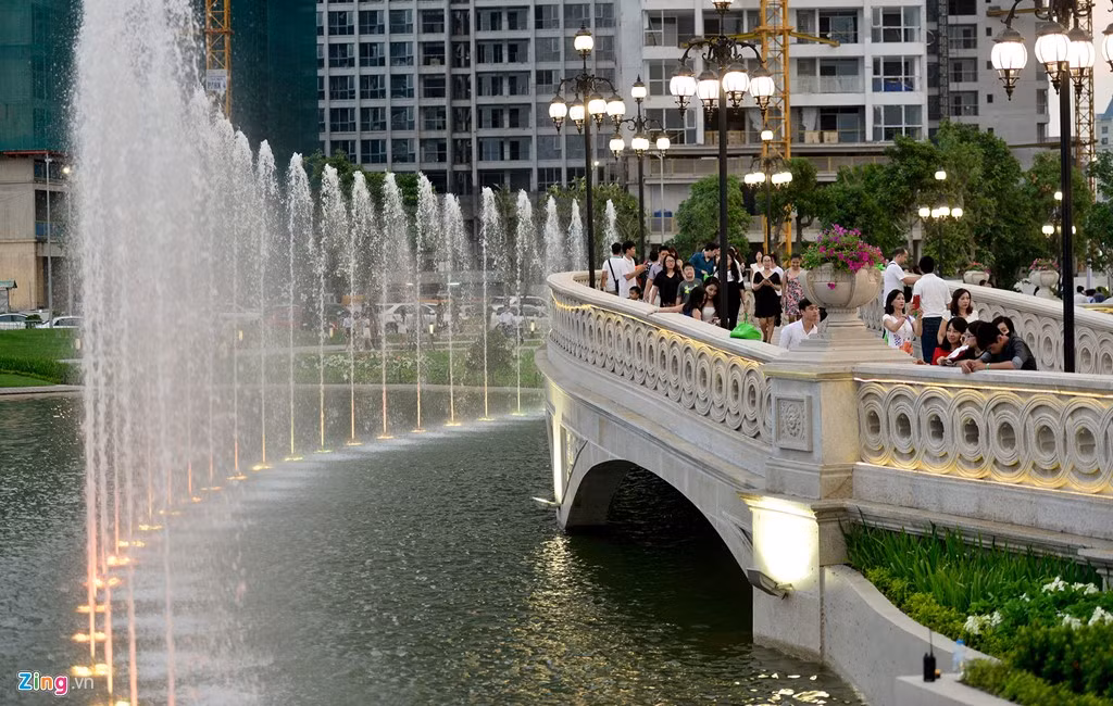 Xen giữa các khoảng xanh là hệ thống lối đi bộ, đường dạo ven hồ, cầu đi bộ trên cao... kết hợp với vòi phun nước tạo nhiều màu sắc.