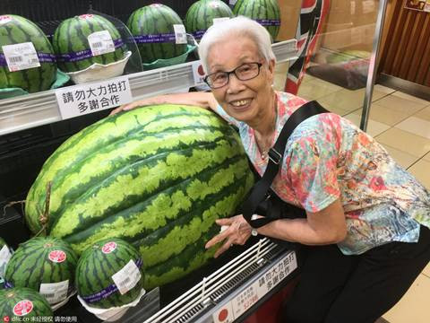 Nhiều khách hàng thích thú với quả dưa khổng lồ.