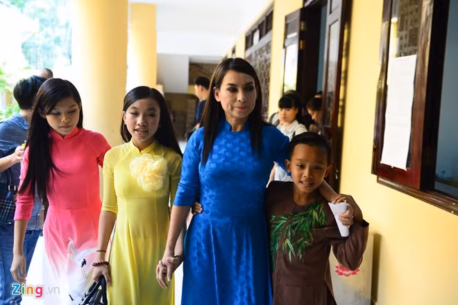 Đây cũng là lần đầu tân quán quân Vietnam Idol Kids được theo mẹ và các anh chị đi diễn. Buổi diễn mang ý nghĩa cúng dường (không lấy cát-xê) nên trước khi lên sân khấu, Phi Nhung giải thích cho các con về ý nghĩa cũng như cách hành xử lễ phép với các sư thầy và Phật tử.