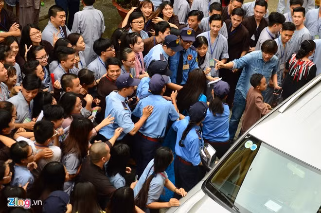 Sau chương trình, Phi Nhung, Hồ Văn Cường và 2 chị gái được các bạn trẻ tham gia khóa tu mùa hè tại chùa dành nhiều tình cảm. Bị bao vây, cậu bé vất vả để ra xe.