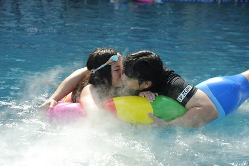 Tại cuộc thi, không ít ặp đôi xuống nước và vẫn còn luống cuống, khi tạo dáng thì khó có thể giữ thăng bằng.