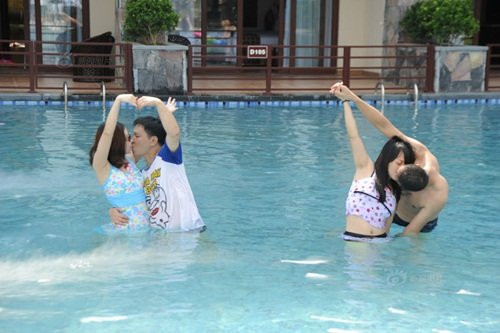 Vòng thứ hai là hôn nhau thăng bằng trên mặt nước. Vòng thi này không chỉ yêu cầu các cặp đôi phải giữ thăng bằng trong khi hôn nhau mà còn thử thách độ ăn ý của họ.