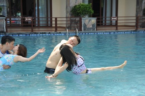 Tuy nhiên, khi đã nhập cuộc, các cặp đôi ôm chặt lấy nhau, đôi môi không rời, không quan tâm mọi thứ xung quanh như thể không gì có thể chia cắt được họ.