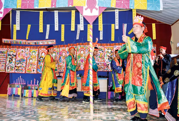 Huyện Văn Yên (Yên Bái) không chỉ nổi tiếng những rừng quế ngát hương, nơi đây còn là vùng đất của các nghi lễ văn hóa dân gian truyền thống đặc sắc. Một trong những nghi lễ dân gian vẫn giữ được tính nguyên bản, độc đáo là lễ Cấp sắc của dân tộc Dao đỏ.