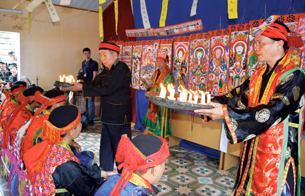 Lễ dâng đèn và thủ tục thông báo tên tuổi, chức vụ của người được cấp sắc.