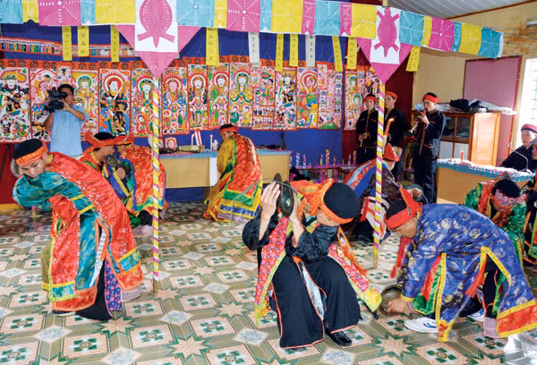 Trong lễ Cấp sắc, đặc sắc nhất là múa Rùa. Điệu múa này được bắt nguồn từ truyền thuyết về một con rùa tinh đến phá phách làng bản, mùa màng,... những người đàn ông con trai khỏe mạnh trong bản đã hợp sức đánh đuổi rùa tinh.