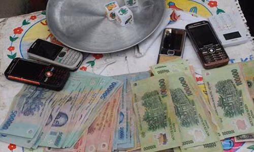 Can bo phuong danh bac, nhay lau: Loi tai... chu soi