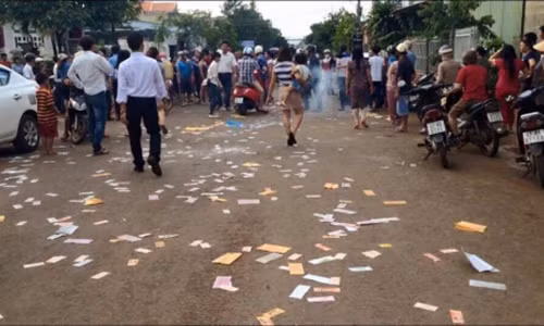 Cách đây ít giờ, trên mạng xã hội đăng tải những bức hình về một đám cưới “lạ đời”.