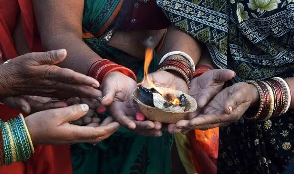 Đóng dấu lên cơ thể bằng sắt nung nóng là tập tục từ lâu tại Ấn Độ. (Ảnh: Getty)