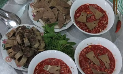 Tiết canh, lòng lợn là món ăn khoái khẩu của nhiều người nhưng tiềm ẩn nguy hiểm đối với sức khỏe. Ảnh: Diệp Sa.