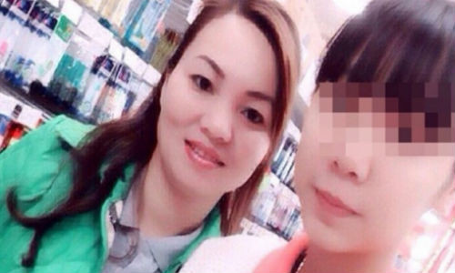 Rot nuoc mat nguoi me mang di anh con gai di phuot khap noi