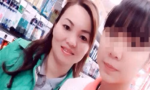 Rot nuoc mat nguoi me mang di anh con gai di phuot khap noi