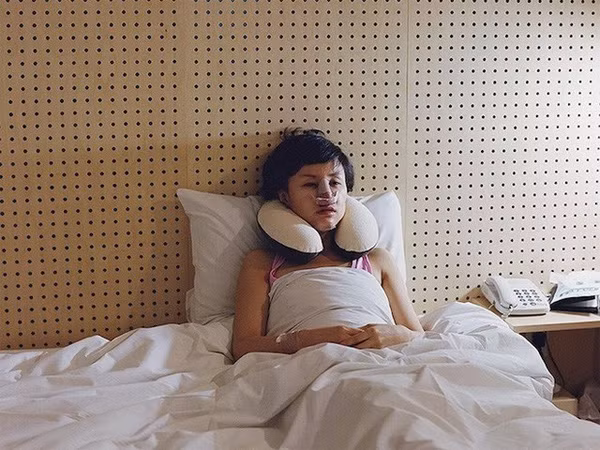  Chưa kể những đau đớn sau khi phẫu thuật, và khi dùng thuốc gây mê và gây tê có thể khiến tinh thần bạn sa sút. Bạn hãy thử đi bộ xung quanh nhà, hay cố gắng liên lạc với những người bạn thân hoặc gia đình để cải thiện tình trạng trên