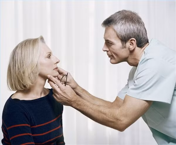 2. Hãy tìm đến bác sĩ nhờ tư vấn. Trước khi bạn phẫu thuật thẩm mỹ, hãy tìm đến bác sĩ để tư vấn về những vấn đề của bạn, hãy nói rõ ràng về ý tưởng, các mục tiêu và kỳ vọng của bạn. 