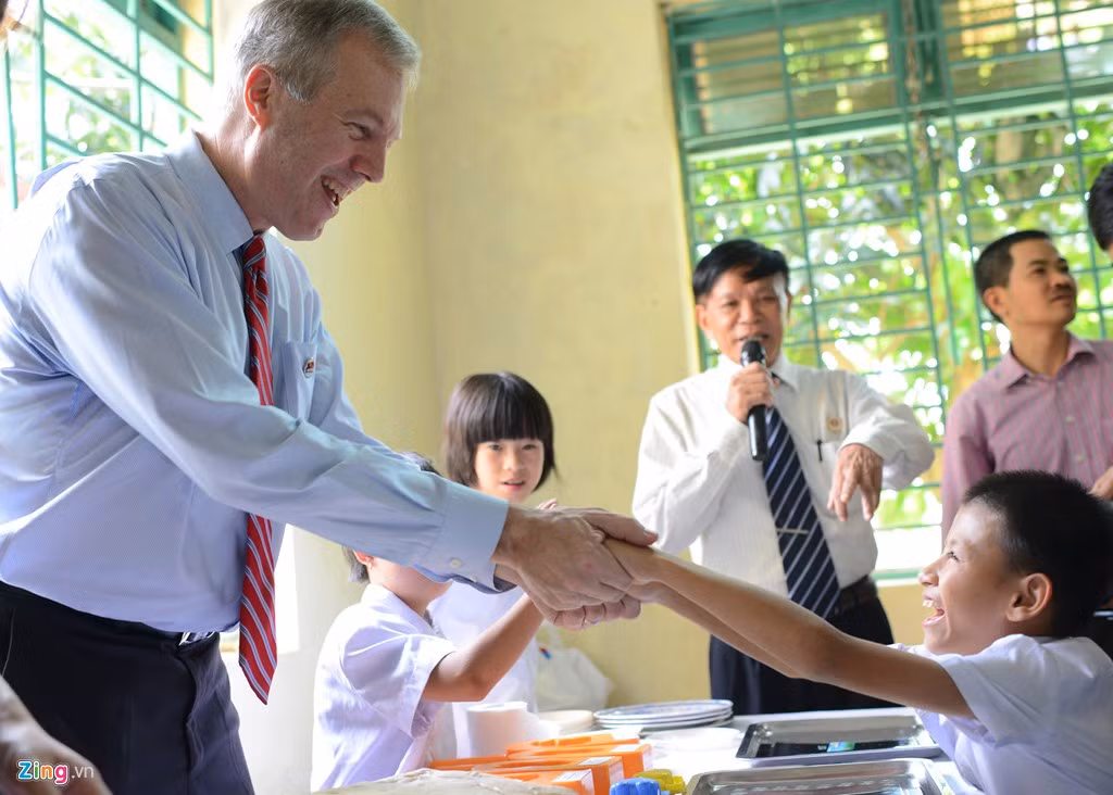 Cũng trong chuyến ghé thăm Làng Hữu nghị, ngài đại sứ cũng ghé thăm làng trẻ em, nơi nuôi dưỡng dạy dỗ, phục hồi chức năng cho con em các cựu chiến binh nhiễm chất độc da cam.