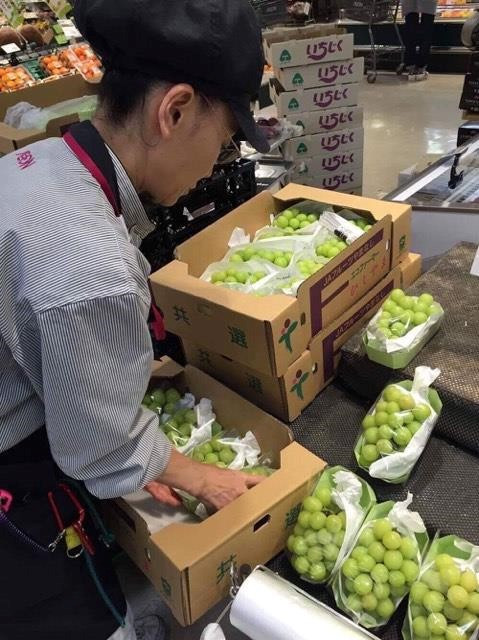 Nho mau don xanh 1 trieu dong moi kg chay hang tai HN-Hinh-2