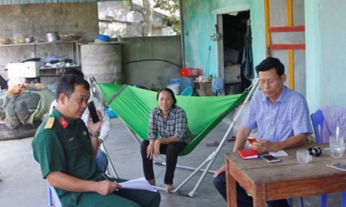 Lực lượng chức năng có mặt tại nhà anh Phạm Văn Lệ để nắm thông tin.