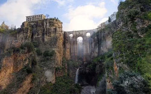 Cây cầu Puente Nuevo cao 98m được xây dựng từ thế kỷ 18, bắc qua sông Guadalevin, ở miền Nam Tây Ban Nha. Có một căn phòng ở giữa cầu từng được sử dụng như là nơi giam giữ tù nhân. (ảnh: Flickr).