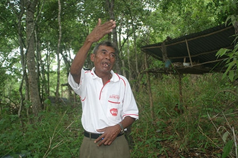 Già làng Chamalé âu kể chuyện nuôi ma và ngôi nhà mả vừa xong nghi lễ cuối cùng.