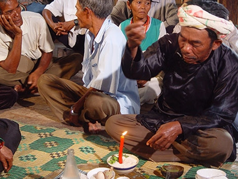 Thầy cúng đang làm lễ và những hình vẽ trừ tà ma dùng trong nghi thức bỏ mả.