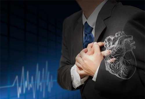 Thở nặng nhọc. Khó thở hoặc thở khò khè có thể không phải là một triệu chứng nghiêm trọng. Tuy nhiên, nếu bạn đột nhiên khó thở sau khi chạy lên cầu thang trong khi trước đây bạn không bị như vậy thì bạn nên nói chuyện với bác sĩ sớm. Bởi những triệu chứng này rất có thể do một khối u ở phổi gây ra, cản trở việc hô hấp của bạn. 