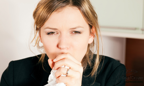 Ho nhiều. Ho dai dẳng dẫn đến khàn giọng, tình trạng khàn giọng kéo dài vài tuần không khỏi... có thể là do vấn đề ở phổi gây ra, ví dụ như viêm phổi, nhiễm trùng phổi. Tuy nhiên, nhiều người lại cho rằng triệu chứng này do cảm lạnh hoặc dị ứng gây ra nên không đi kiểm tra. Kết quả là tình trạng viêm ở phổi tăng nặng hơn, dẫn đến ung thư phổi nếu không được điều trị kịp thời. 