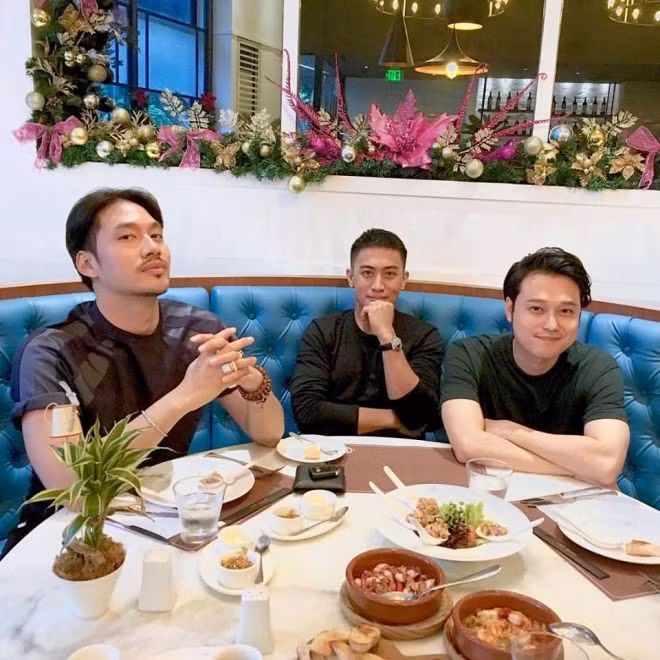 Xóa tan tin đồn rạn nứt tình bạn, cả hai vẫn thường xuyên đi ăn cùng bạn bè.