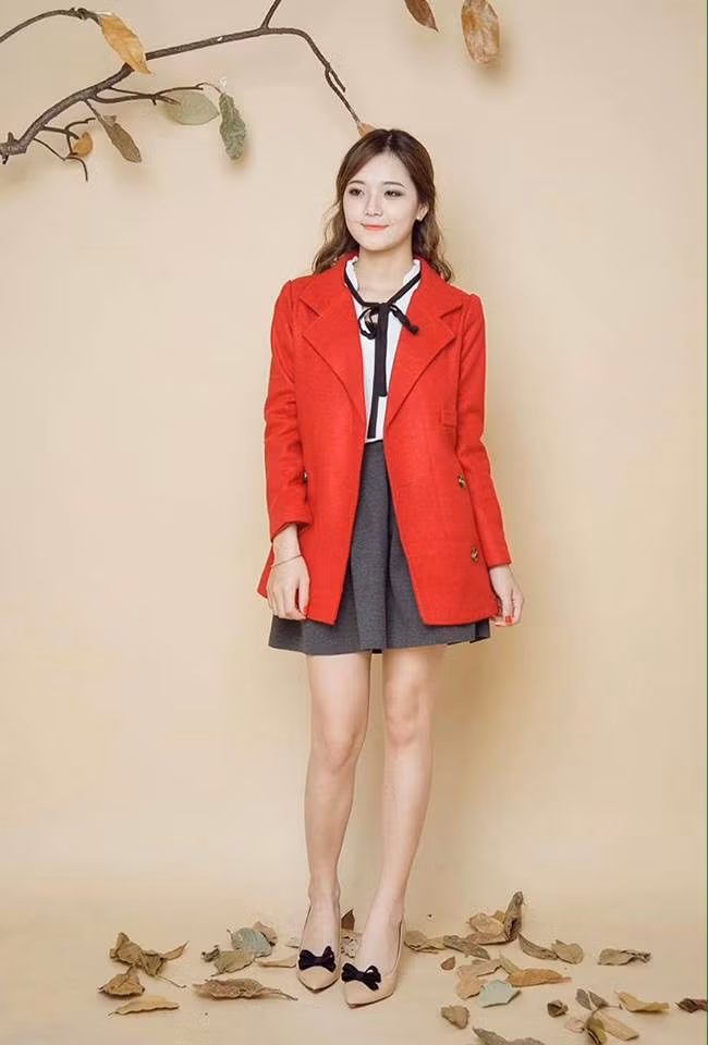 Ngoài ra, Thu Hương thường xuyên nhận lời làm người mẫu ảnh. Hiện Facebook cá nhân của Lê Thu Hương có hơn 37.000 người theo dõi.