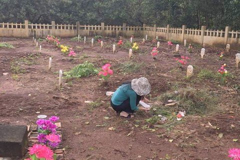 Nhung ngoi mo vo danh sau tai nan bi an nganh Duong sat-Hinh-2