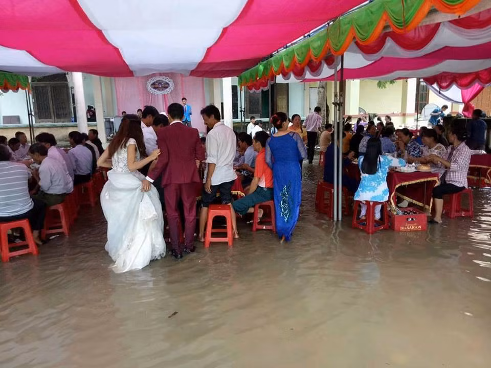 Cô dâu chú rể đến từng bàn tiệc cảm ơn quan khách. Ảnh: FB